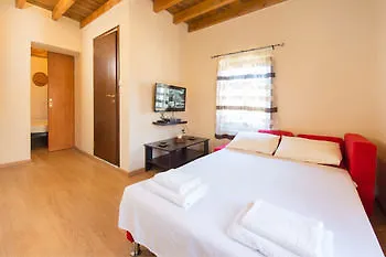 3 Charites Old Town Apartment